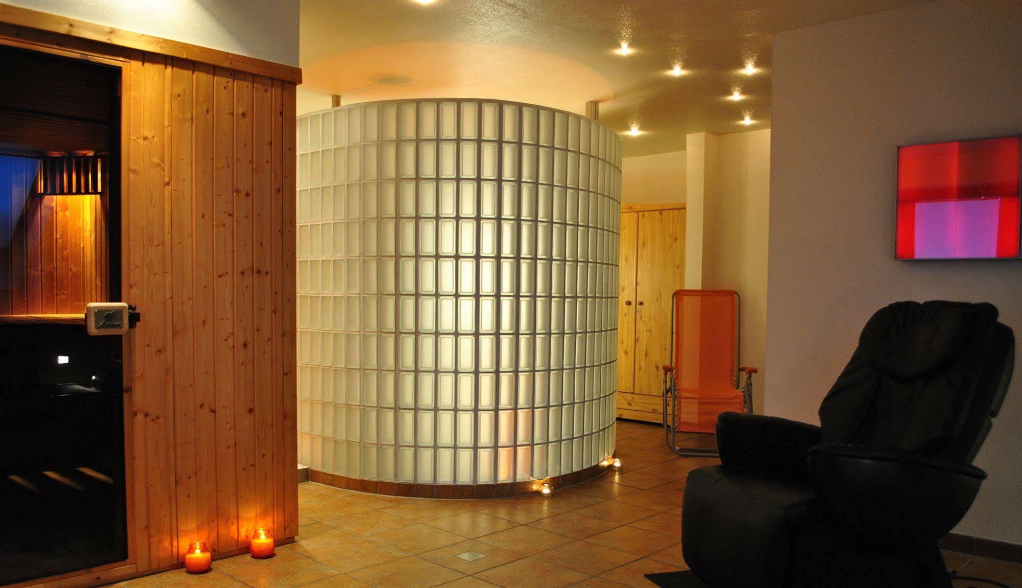 Hotel Hellers Twenty Four I -24H-Check-In- Friedrichshafen Bagian luar foto